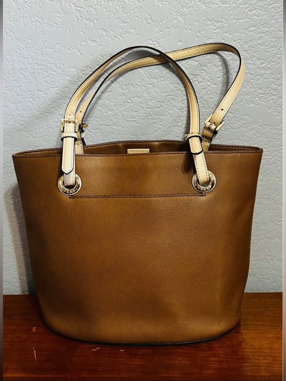 Michael Kors Saffiano
Leather Purse Jet Set Tote
Bag - Picture 2 of 10